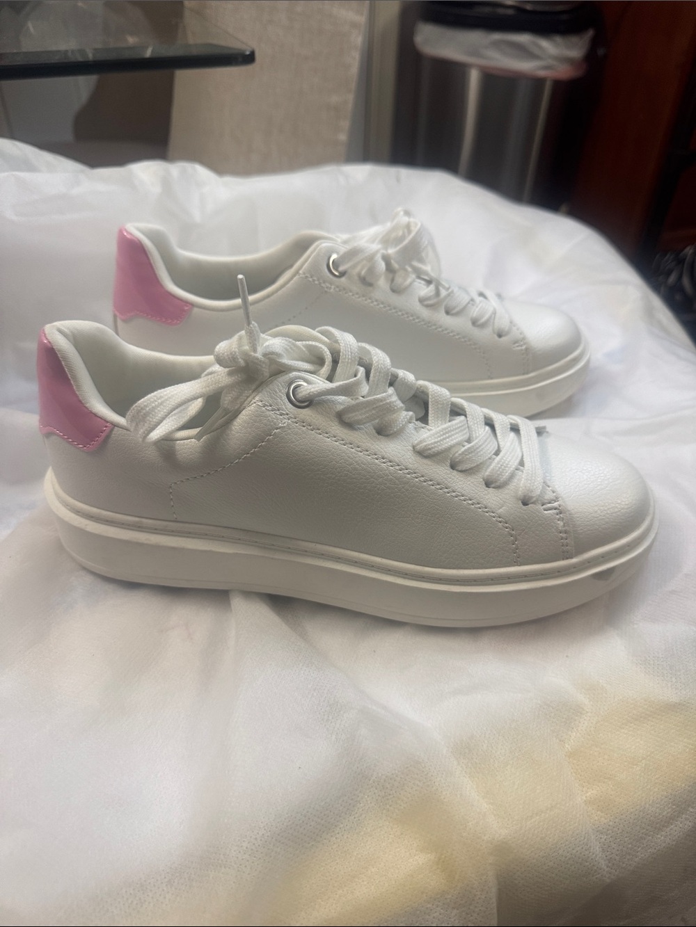 Steve Madden White Low-Top Sneakers with Pink Heel Tab - Picture 2 of 7
